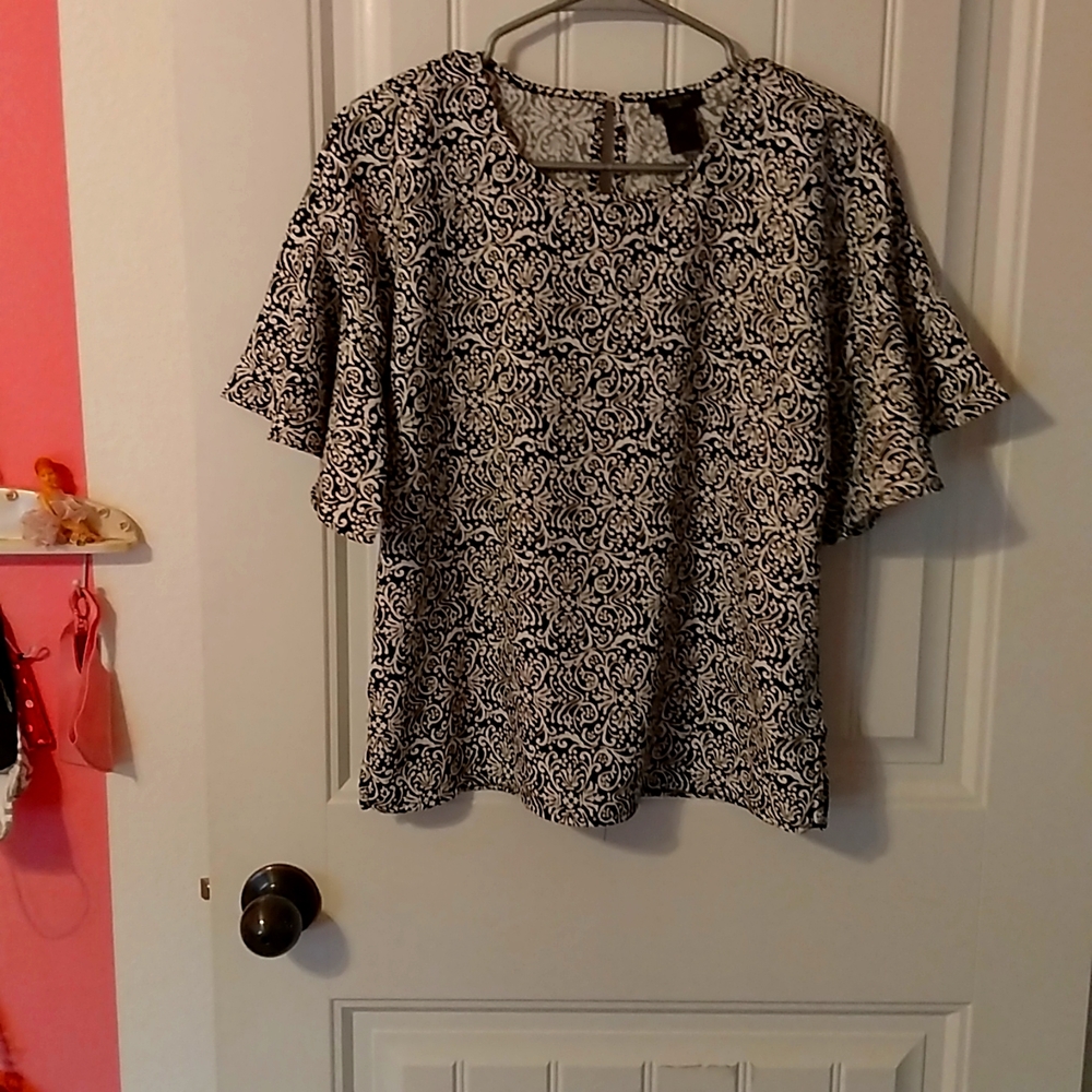Ann Taylor black and white floral blouse